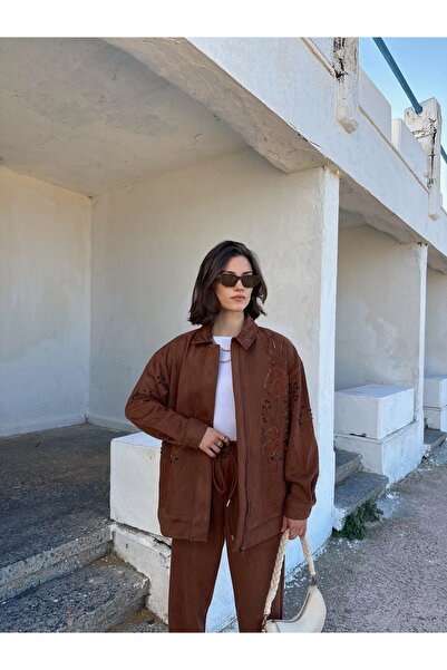 MİA NOURA Γυναικείο μπλουζάκι με κέντημα με χάντρες στο μπροστινό μέρος του μανίκιου από ύφασμα σουέτ μπαμπίρ