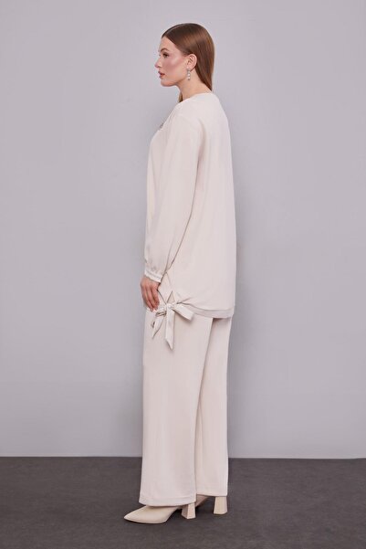 Levidor Cream Ribbon Detailed Double Suit