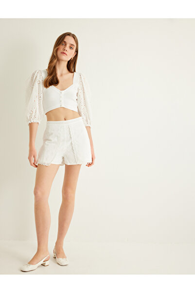 Koton Μίνι σορτς φιστό με λεπτομέρεια καλύμματος, με επένδυση και κανονική μέση