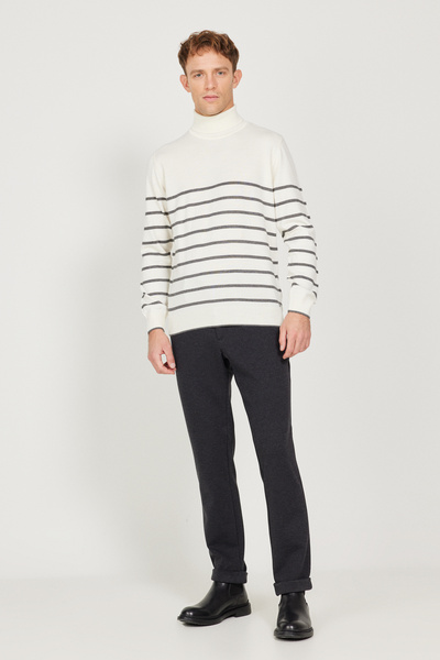 ALTINYILDIZ CLASSICS Πλεκτό πουλόβερ με λαιμόκοψη σε γκρι εκρού, κανονική εφαρμογή και κομμένη εφαρμογή