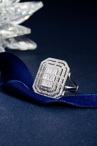 Innuendo Jewelry 925 AYAR GÜMÜŞ 3 SIRALI TAŞ DÖŞEMELİ BÜYÜK BAGET YÜZÜK