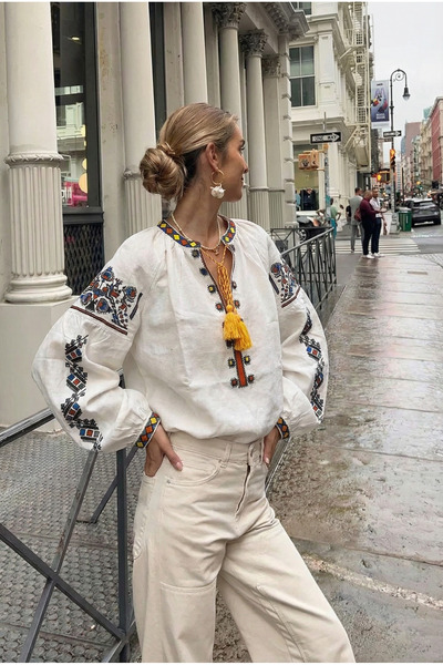 FEMELLE Γυναικεία μπλούζα από βαμβακερό κέντημα με φούντα με μανίκια μπαλόνι με λευκό γιακά