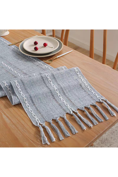 bity thok A luxurious gray dining tablecloth with a modern design and elegant scalloped edges.