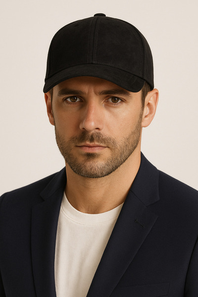 CosmoOutlet Ανδρικό αθλητικό καπέλο από μαύρο συνθετικό σουέτ με ρυθμιζόμενη μεταλλική πόρπη