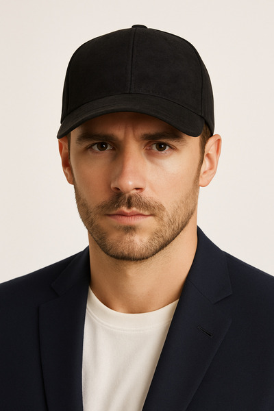 CosmoOutlet Ανδρικό αθλητικό καπέλο από μαύρο συνθετικό σουέτ με ρυθμιζόμενη μεταλλική πόρπη