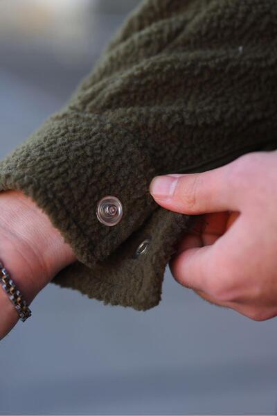 Madmext Ανδρικό πουκάμισο με πλαϊνές τσέπες με κούμπωμα χακί E6769