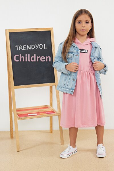 TRENDYOLKIDS Βαμβακερό εποχιακό φόρεμα για κορίτσια - Slim Slogan Print, Hoodie TKDAW25EL00012