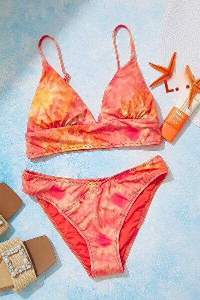 Trendyol Collection Abstrakcyjny wzór trójkąta Mix&Match Bikini Top TBESS21BU0343