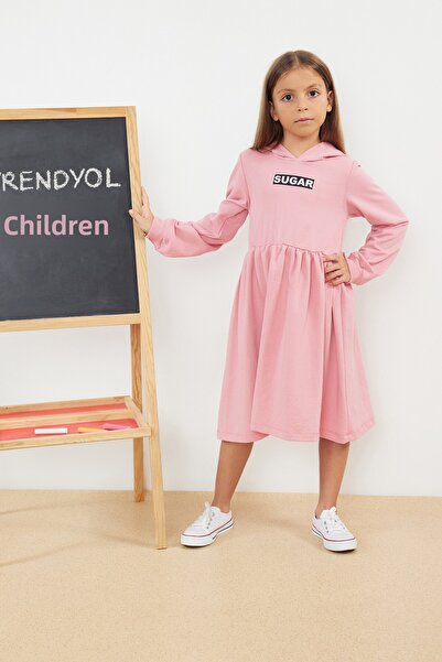 TRENDYOLKIDS Βαμβακερό εποχιακό φόρεμα για κορίτσια - Slim Slogan Print, Hoodie TKDAW25EL00012