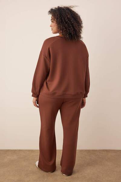 Trendyol Curve Barna kerékpáros nyakú, széles szabású Crop Boy kötött, nagy méretű tréningruha szett TBBAW26TS00007