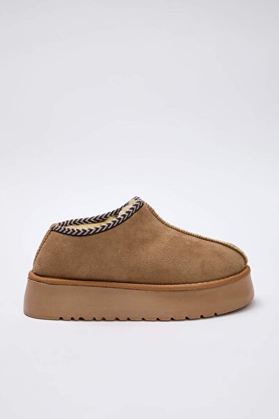 TRENDYOL SHOES Γυναικείες παντόφλες με χρώμα άμμου με λεπτομέρεια κεντήματος, επένδυση από γούνα και χοντρή σόλα TAKAW26BO00003