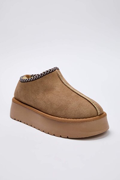 TRENDYOL SHOES Γυναικείες παντόφλες με χρώμα άμμου με λεπτομέρεια κεντήματος, επένδυση από γούνα και χοντρή σόλα TAKAW26BO00003