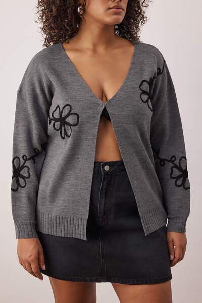 Trendyol Curve كارديجان تريكو بياقة على شكل حرف V مع تفاصيل مطرزة من أنثراسايت TBBAW26AV00018