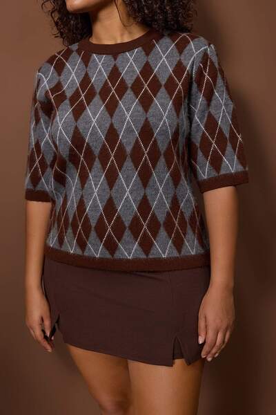 Trendyol Curve Кафяв пуловер с мек трикотаж и баклава мотив TBBAW26AN00059