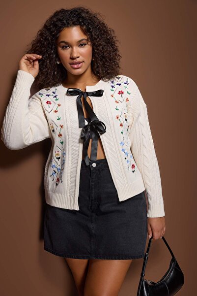 Trendyol Curve Πλεκτό πλεκτό πλεκτό πουλόβερ με λεπτομέρεια από κορδέλα εκρού TBBAW26AV00058