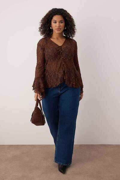 Trendyol Curve بلوزة محبوكة من الدانتيل باللون البني الداكن مقاس كبير TBBAW26AF00075