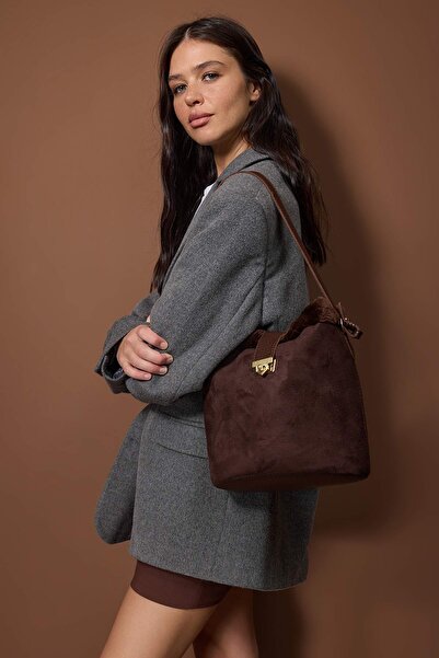 TRENDYOL SHOES Braune Midi-Umhängetasche aus Wildleder mit Plüschdetails für Damen TAKAW26OC00052