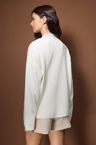 Trendyol Collection Ecru Soft Textured V-Neck Lace Knitwear Sweater Twoaw26Kz00288