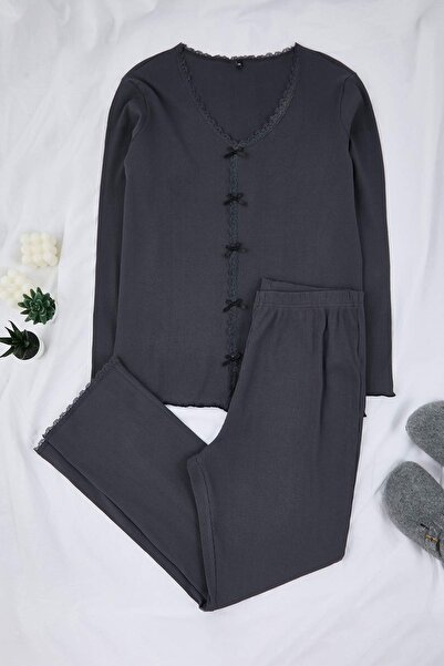Trendyol Curve Anthrazitfarbenes, geripptes Strick-Pyjama-Set aus Baumwolle mit Spitze und Schleifendetail TBBAW26AI00021