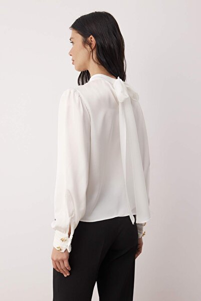 Trendyol Collection Λευκό σάλι με λεπτομέρεια με κουμπιά σατέν υφαντό μπλουζάκι TWOAW26BZ00353