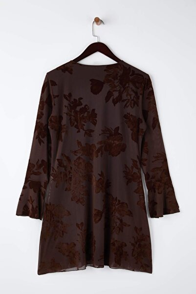 Trendyol Curve Καφέ Flocking με τύπωμα Bodycon Mini Tulle Flare μανίκια με ελαστικό πλεκτό φόρεμα με επένδυση TBBAW26AH00100