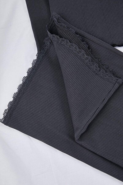 Trendyol Curve Anthrazitfarbenes, geripptes Strick-Pyjama-Set aus Baumwolle mit Spitze und Schleifendetail TBBAW26AI00021