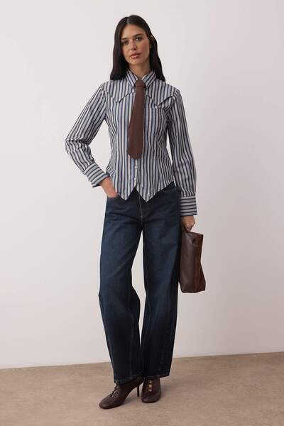 Trendyol Collection Καφέ μπλε ριγέ πουκάμισο με γραβάτα, ελαφρύ και εφαρμοστό στη μέση TWOAW26GO00133