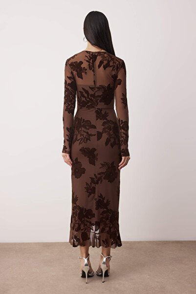 Trendyol Collection Καφέ Πλεκτό Φόρεμα Midi με Φλοκ με τύπωμα Τούλι με επένδυση TPRAW26EL00109