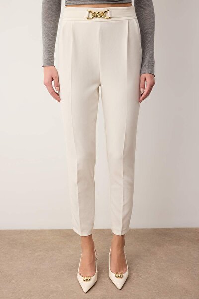 Trendyol Collection Ecru Hose mit Karottenmuster und Schnallendetail TWOAW26PL00154