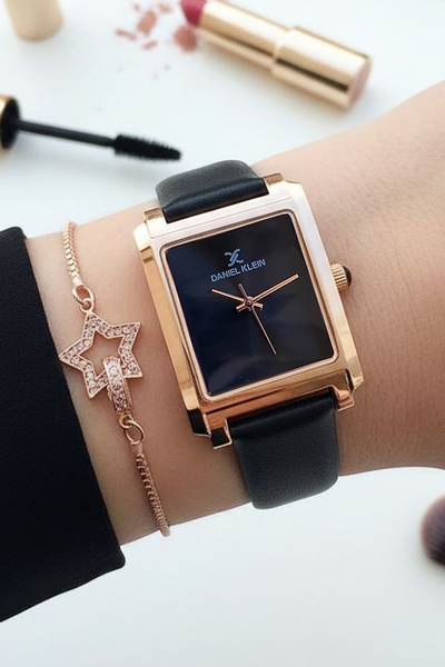 Daniel Klein ساعة يد نسائية مستطيلة الشكل باللون الذهبي الوردي مع حزام جلدي أسود مع هدية سوار مرصع بالأحجار
