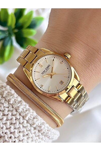 Tom Jones ساعة يد نسائية من الذهب واللون الذهبي 3 ATM مقاومة للماء من الفولاذ المقاوم للصدأ وسلسلة خاصة Tmjns1006