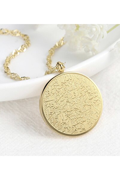 VEYA A creative necklace engraved with a delicate and intricate Arabic design, inside a luxurious package.