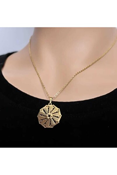 VEYA A luxurious necklace with a modern geometric design inspired by Islamic motifs, presented in a luxurious package.