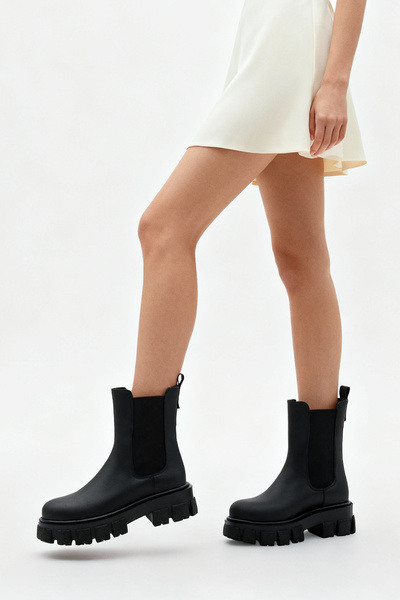 meyra'nın ayakkabıları Černé elastické kozačky se silnou podrážkou