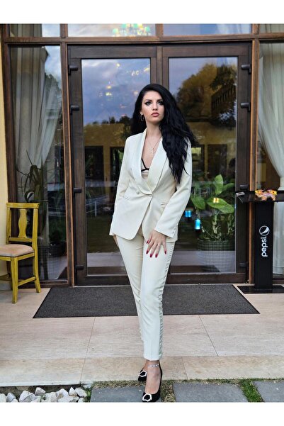 Diva Exclusive Fashion Elegant Ivory Outfit – Style and Refinement