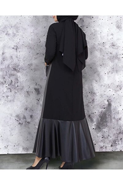 Modamorfo Φόρεμα με μεταλλική αλυσίδα με δερμάτινη λεπτομέρεια