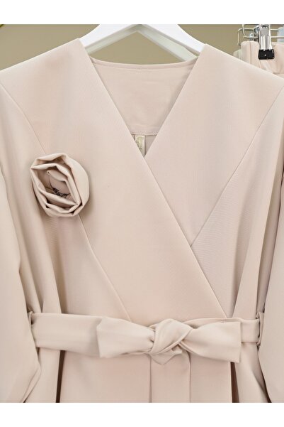 Modamorfo Cross Collar Rose Detailed Belted Double Suit - Beige