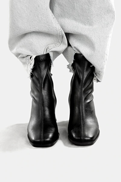 Lio Shoes Γυναικείες μαύρες μπότες με χοντρό τακούνι με τετράγωνο δάχτυλο