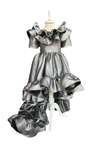 zühre balaban Γκρι ασημί φόρεμα για κορίτσια με κοντό μπροστινό μέρος και μακρύ πίσω μέρος