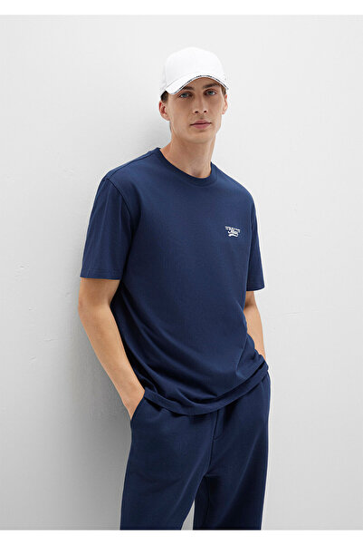 Mavi Bedrucktes marineblaues T-Shirt mit lockerer Passform / lockerer, bequemer Schnitt 0612840-70497