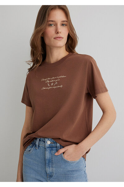 Mavi Bedrucktes braunes T-Shirt mit normaler Passform 1613133 -90437