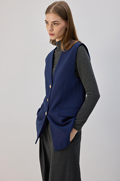 Touché Privé CREPE VEST WITH BUTTON DETAIL