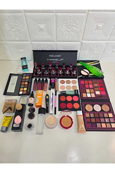 FOR LOVER مجموعة تجميل فاخرة تضم كل ما تحتاجه للحصول على إطلالة