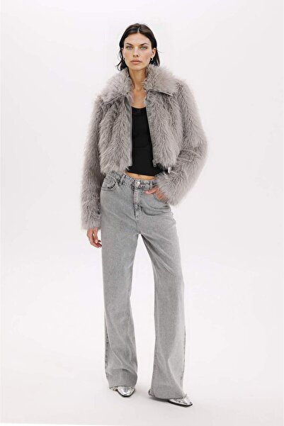 DeFacto Kurzer Kunstpelzmantel mit normaler Passform, Taschen und Reißverschluss D5956AX24WN