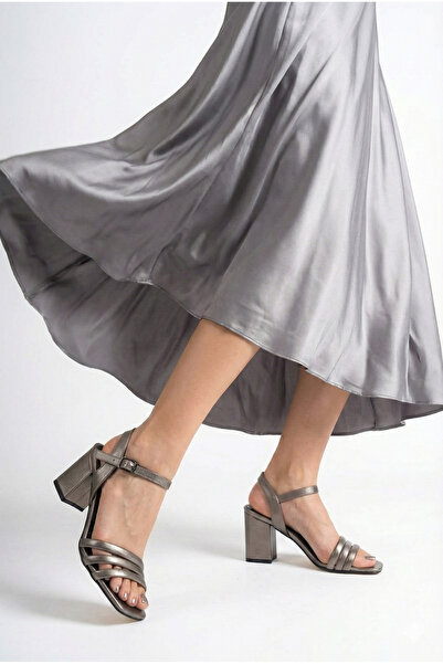 Gate29 صندل نسائي بكعب عالٍ من لويس جيت - بلاتينيوم