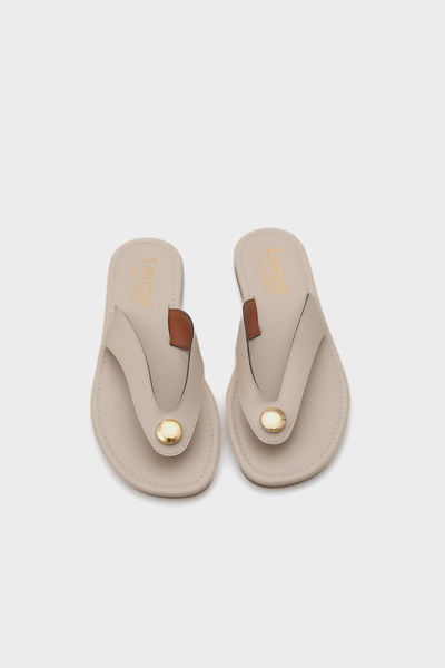 Capone Outfitters Γυναικείες παντόφλες Kassey Flip Flop Flat Heel με μεταλλικά αξεσουάρ και στρογγυλά δάχτυλα