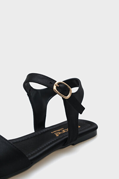 Capone Outfitters Celinda kotníkový pásek s tupou špičkou na plochém podpatku saténové dámské sandály