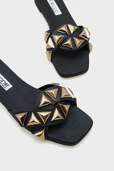 Capone Outfitters Pohodlné dámské pantofle Manon s tupou špičkou a kovovými doplňky na krátkém podpatku