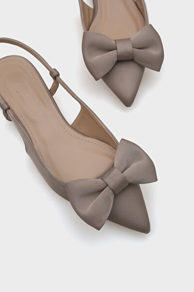 Capone Outfitters Dámské baleríny Ania se špičatou špičkou se saténovým otevřeným zadním dílem
