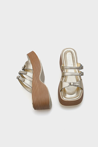 Capone Outfitters Matti Wedge Heeled Stone Buckle Women's Slippers